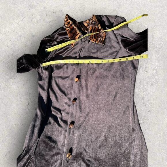 Bentley women’s size 12 black velvet velour, button-down leopard collar top - Picture 9 of 12